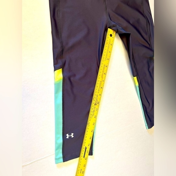 Under Armour Heat Gear compression capri legging in size Medium. I17 - Picture 7 of 9